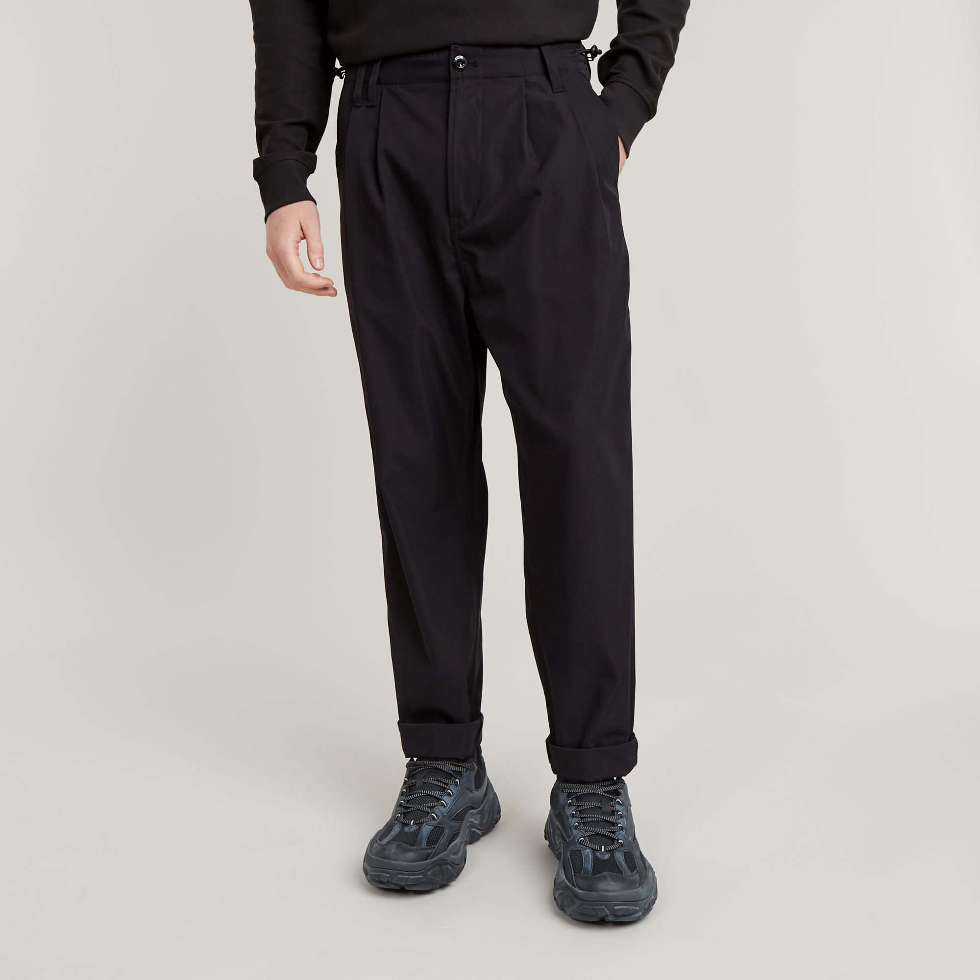 

Pleated Tech Chino Relaxed - Black - Men