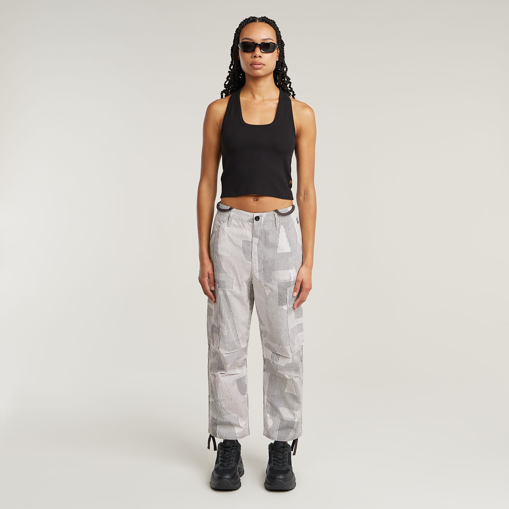 Thumbnail - Back Snap Slim Cropped T-Shirt - Schwarz - Damen