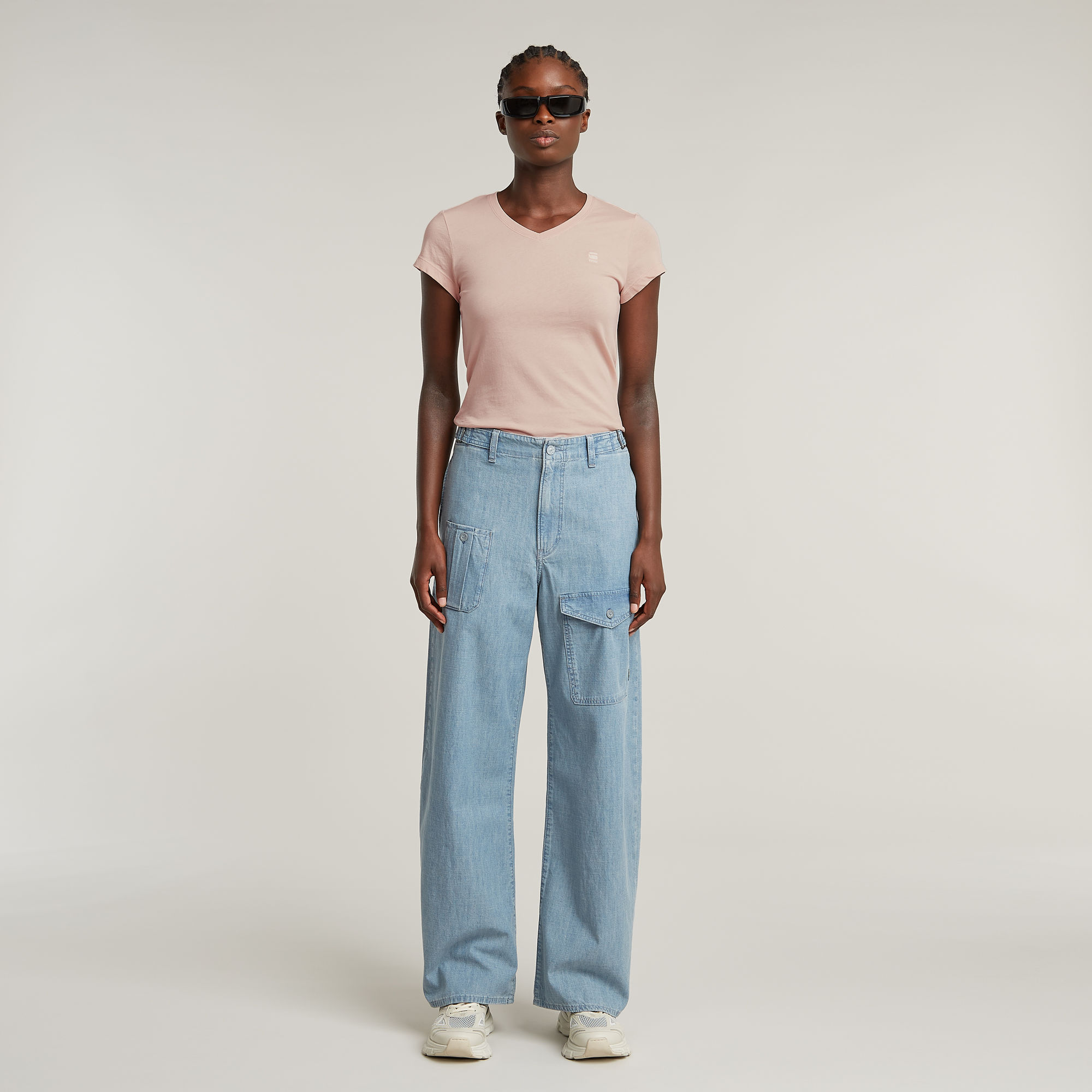 Thumbnail - Eyben Slim V-Neck T-Shirt 2.0 - Pink - Damen