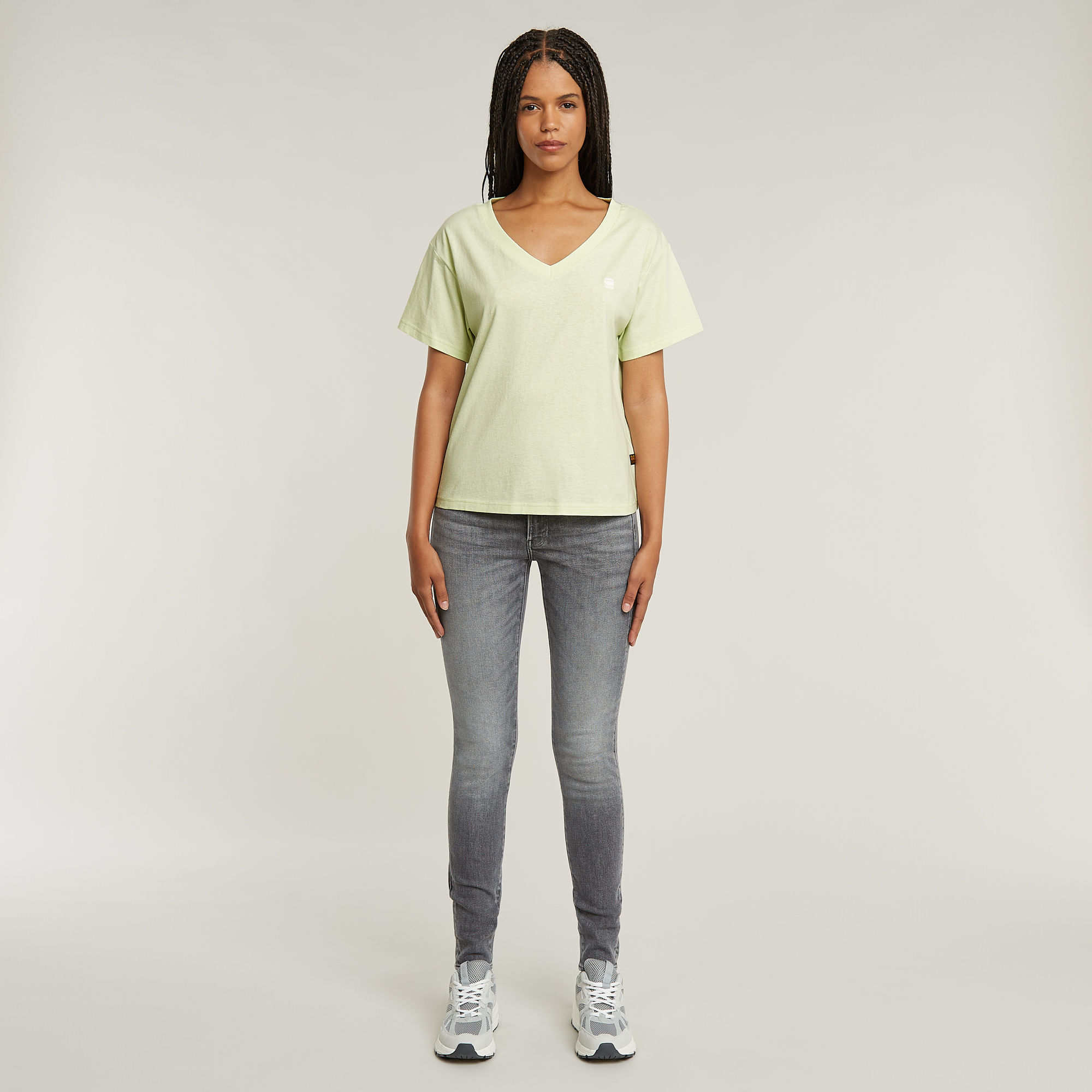 Thumbnail - Open V-Neck Relaxed T-Shirt - Grün - Damen