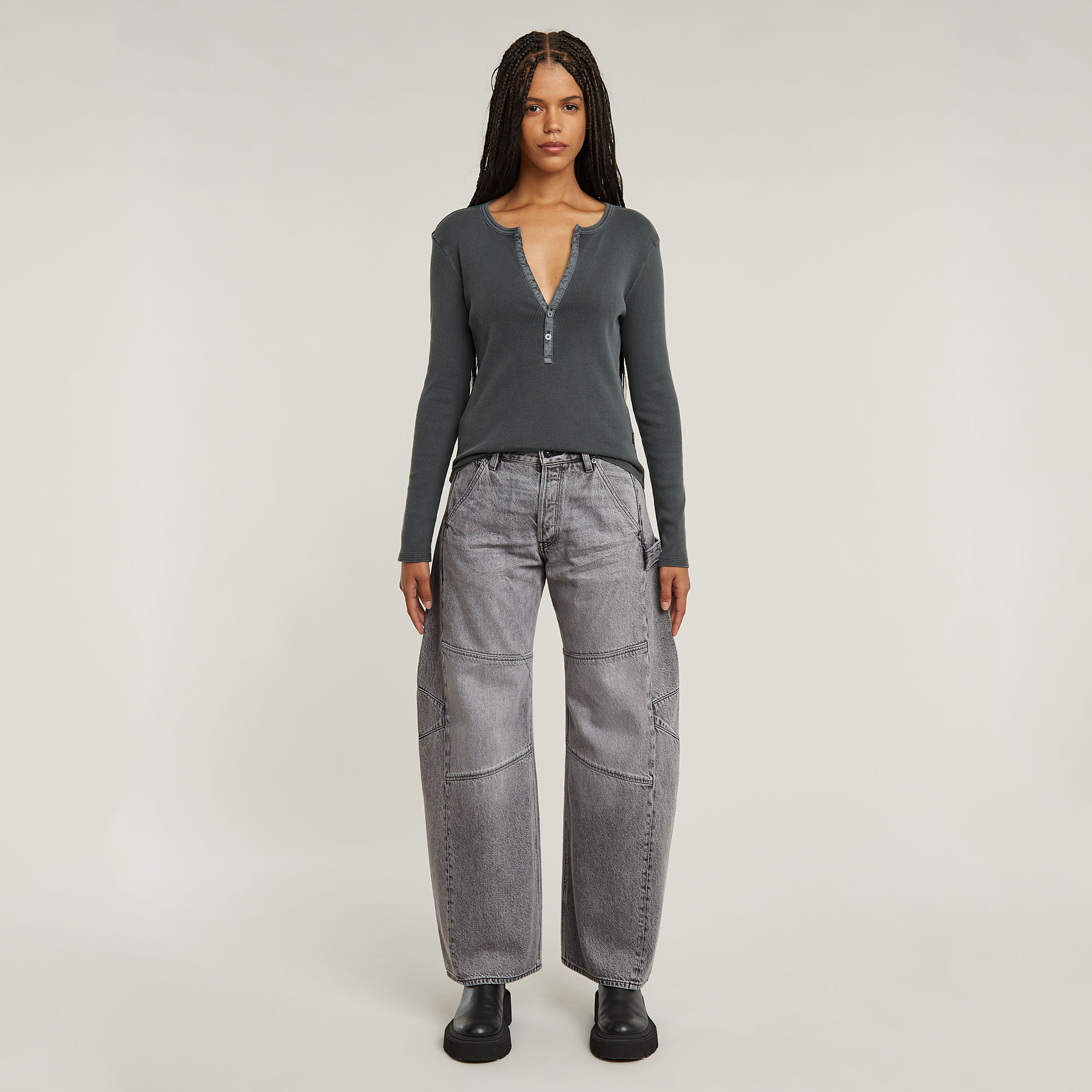 Thumbnail - Deep V-Neck Slim Top - Grau - Damen