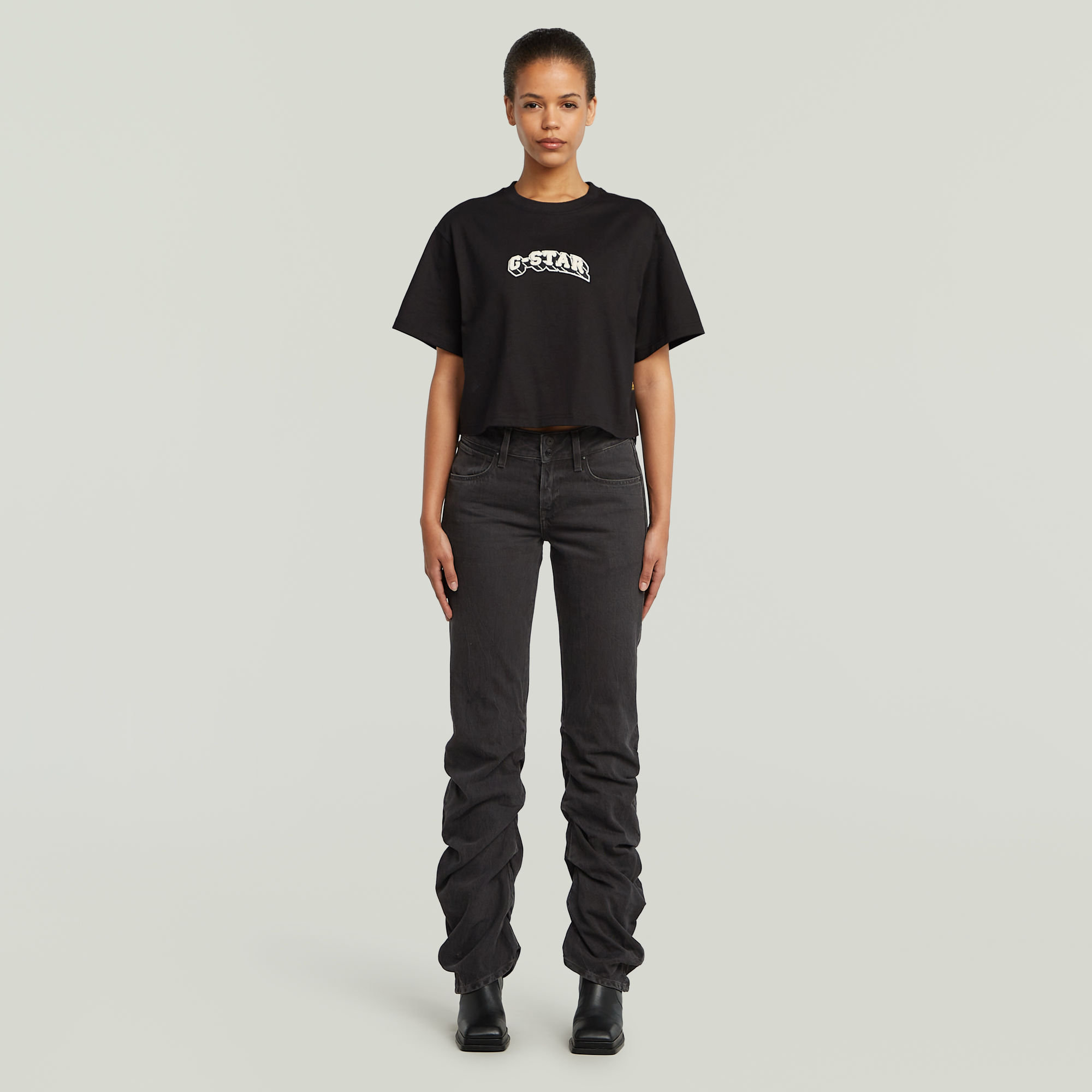 Thumbnail - Felt Logo Boxy T-Shirt - Schwarz - Damen