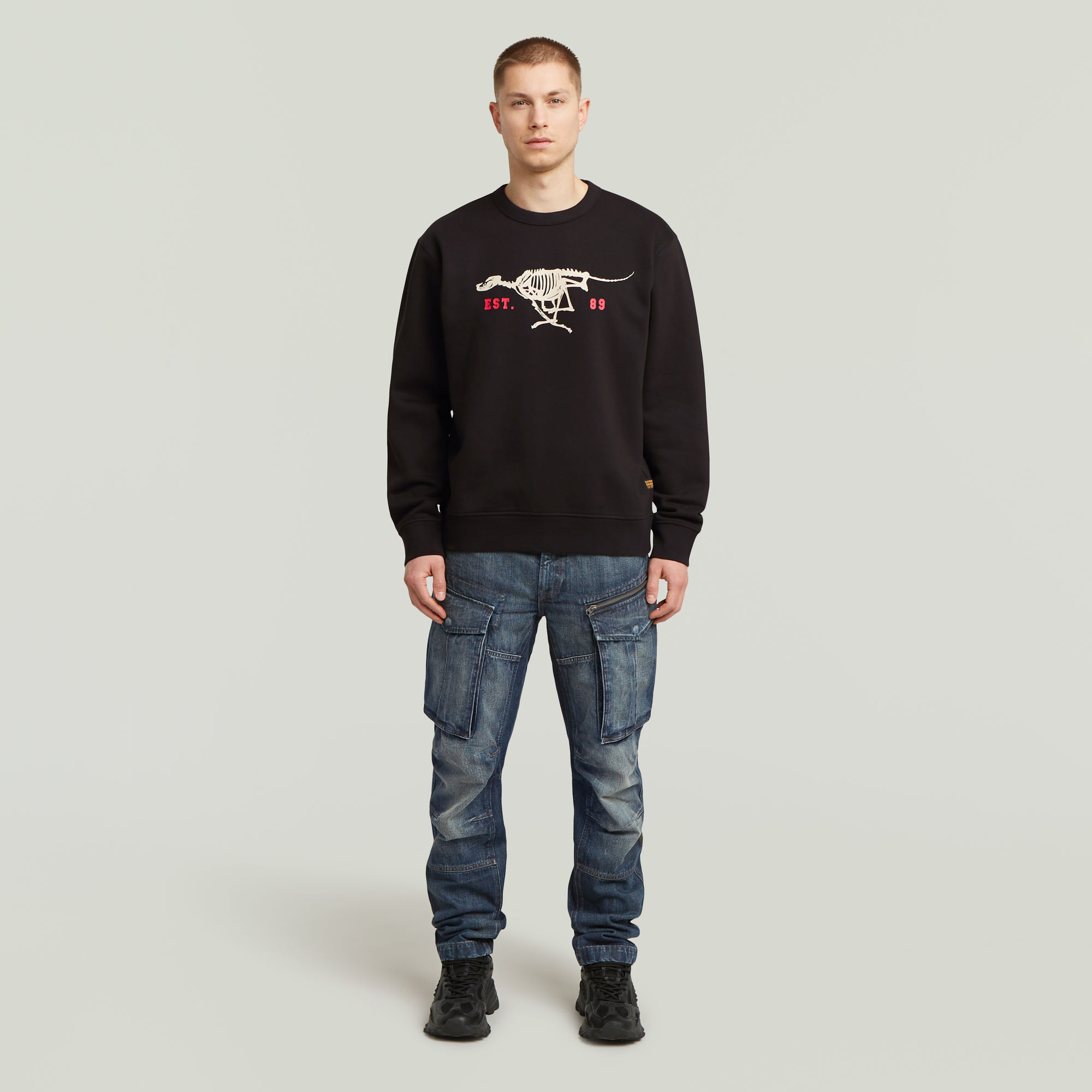 Thumbnail - Running Dog Back Graphic Sweater - Schwarz - Herren
