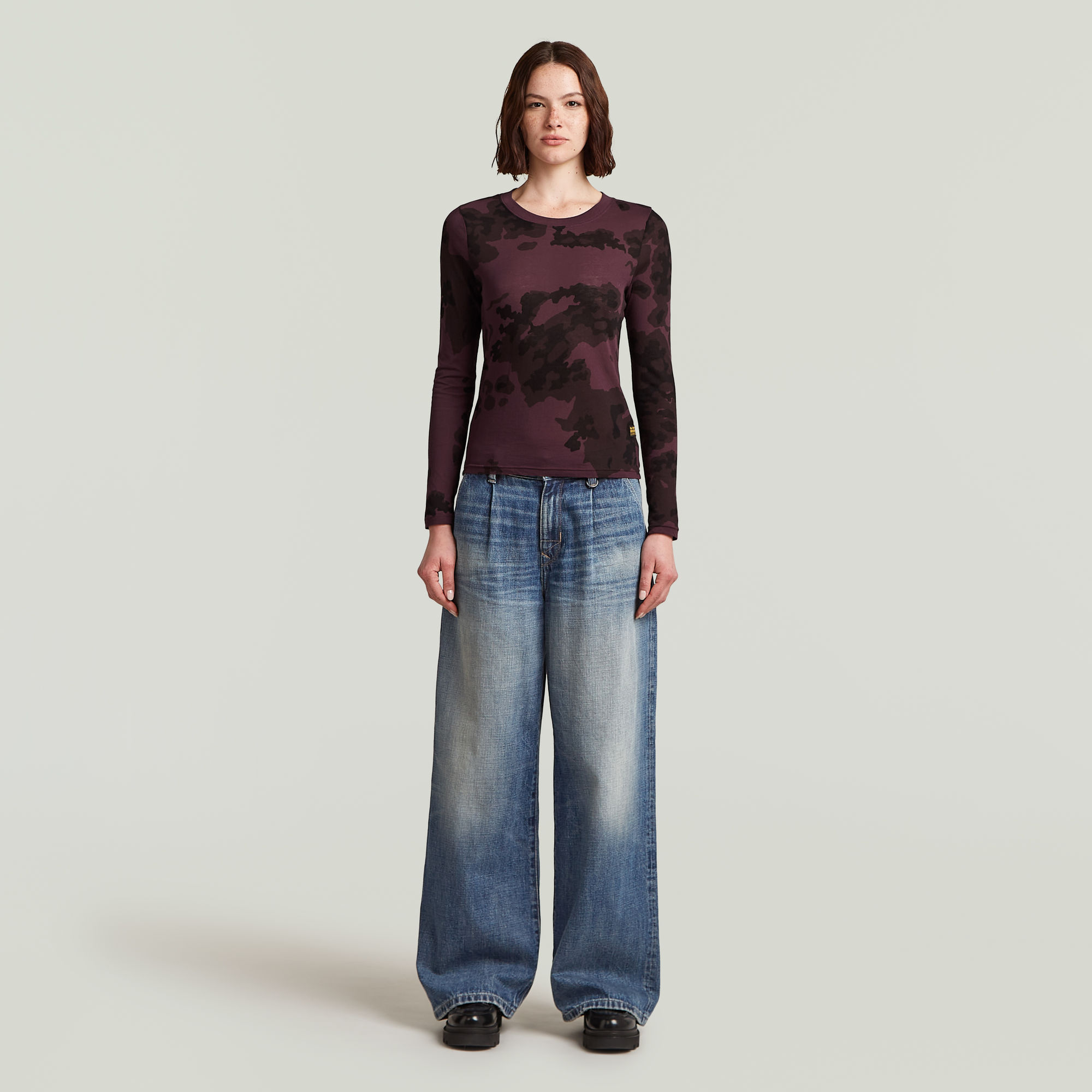 Thumbnail - Allover Print Slim T-Shirt - Mehrfarbig - Damen