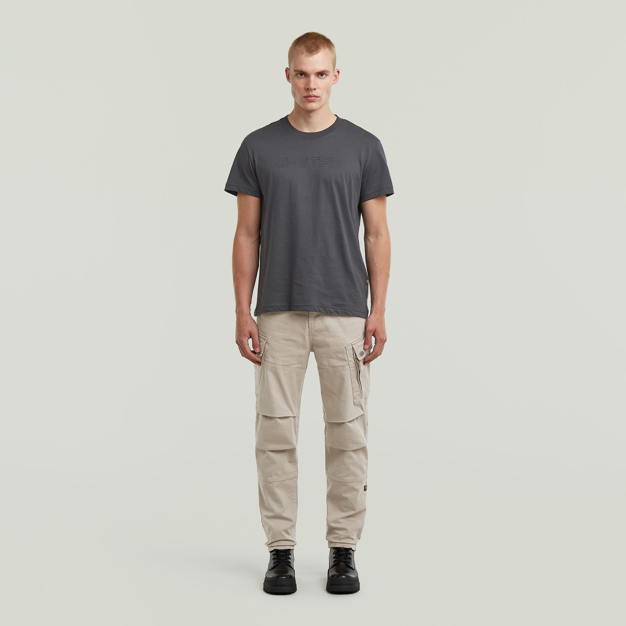 Thumbnail - Outline Corporate Script Logo T-Shirt - Grau - Herren