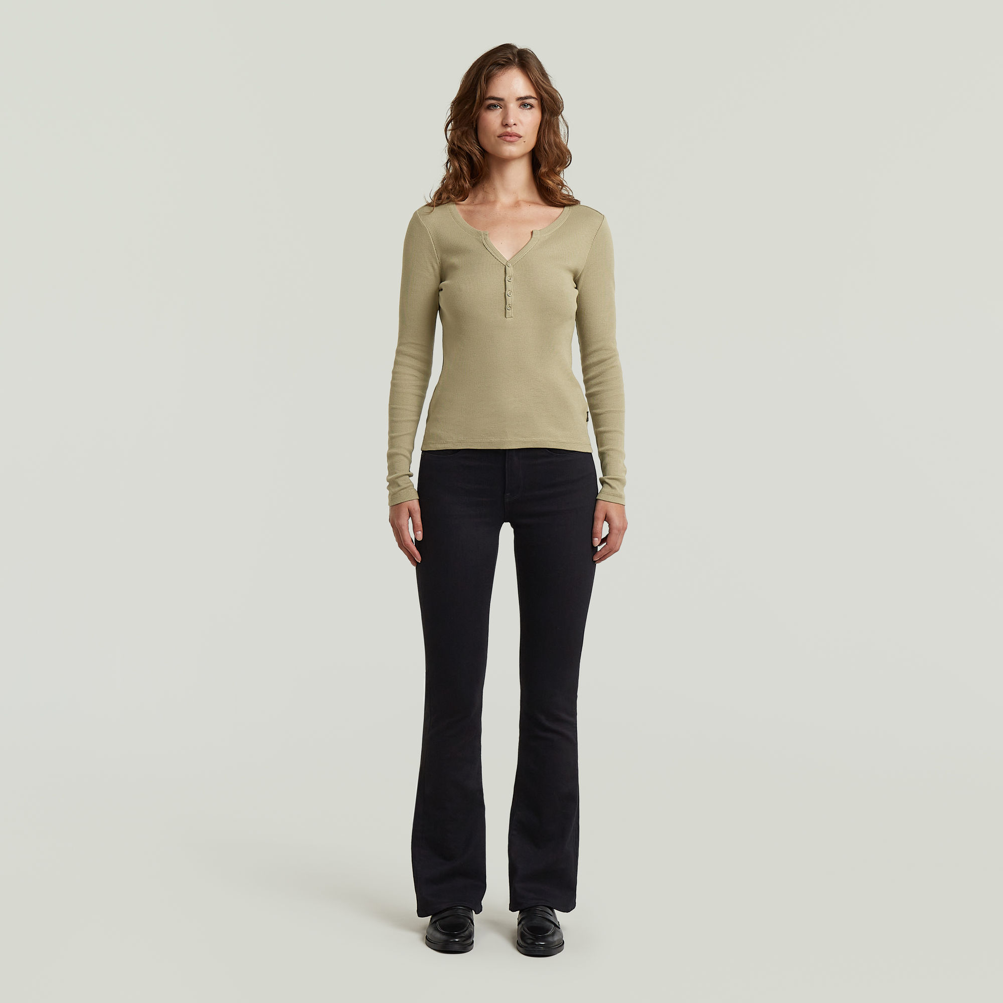 Thumbnail - Deep V Henley Slim T-Shirt - Grün - Damen