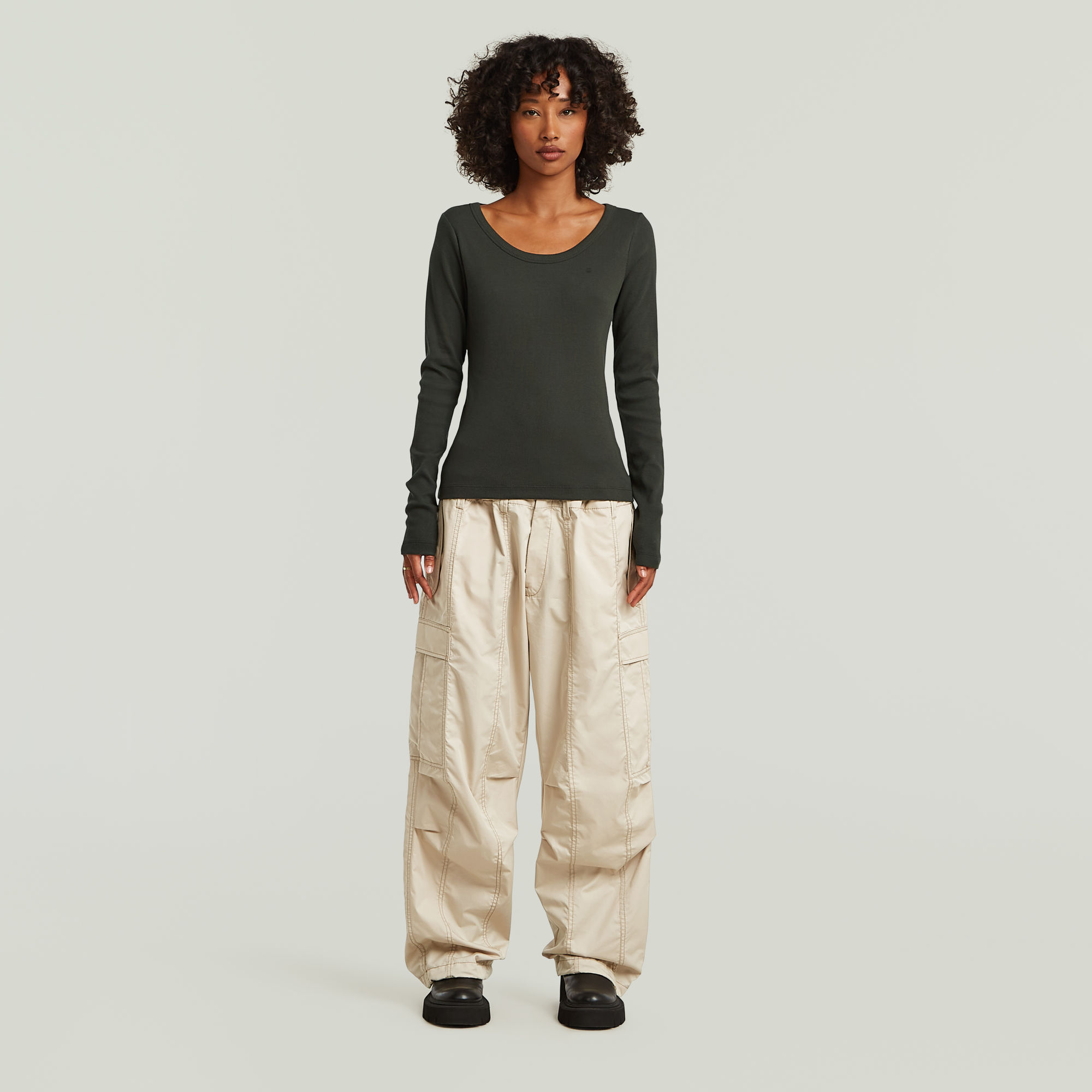 Thumbnail - Slim Rib Open Neck T-Shirt - Grau - Damen