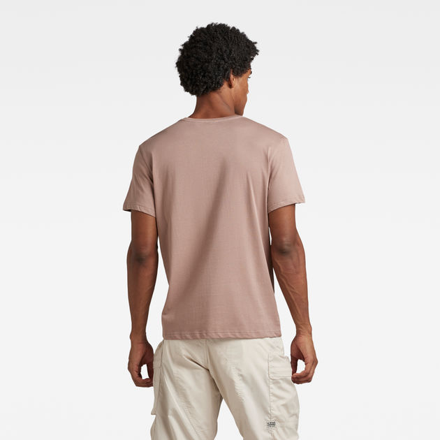 brown t shirt with jeans