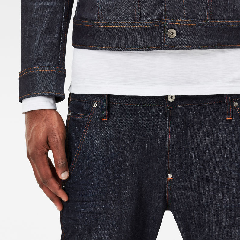 g-star-ms-faeroes-tapered-pants-dark-blue-detail-shot-buckle