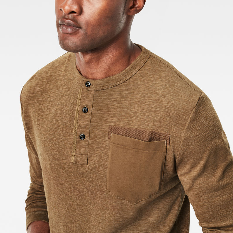 G-Star RAW® Classic Granddad Pocket Slim T-Shirt Brown detail shot