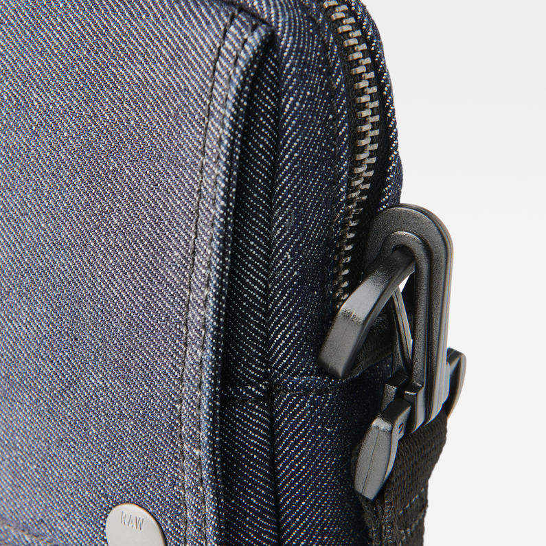 G-Star RAW® Estan Pouch Denim Bleu foncé detail shot