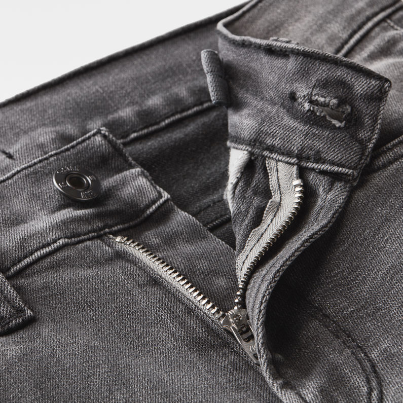 G-Star RAW® 3301 Slim Short Grijs detail shot buckle